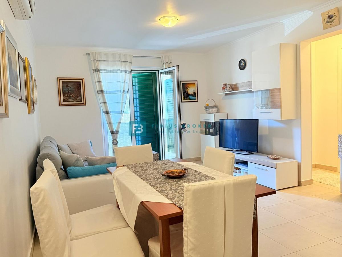 VODICE, vrhunska lokacija, širši center, 150 m do plaže, opremljeno stanovanje