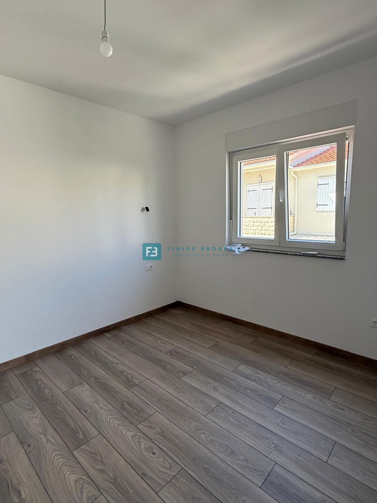 VODICE, neu, 200 m zum Strand, gerade fertiggestellt, Reihenhaus