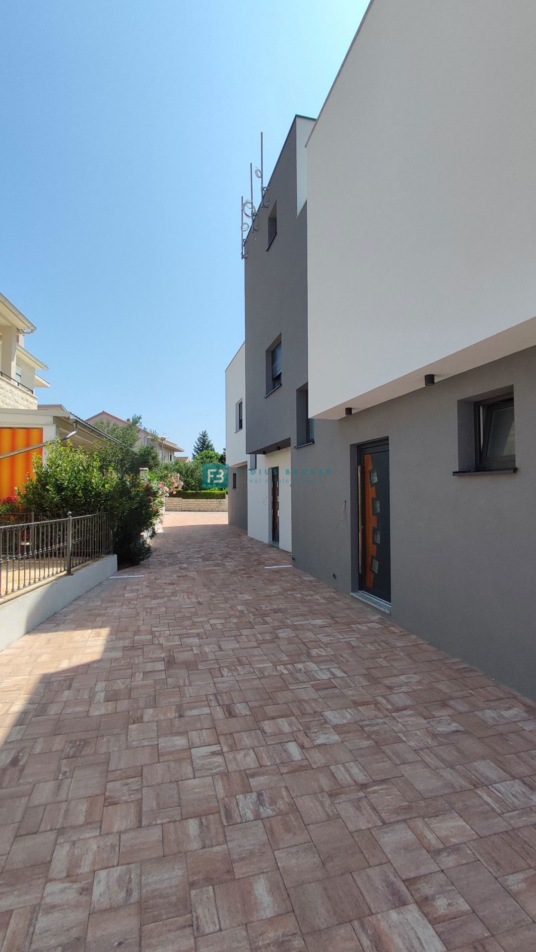 VODICE, neu, 200 m zum Strand, gerade fertiggestellt, Reihenhaus