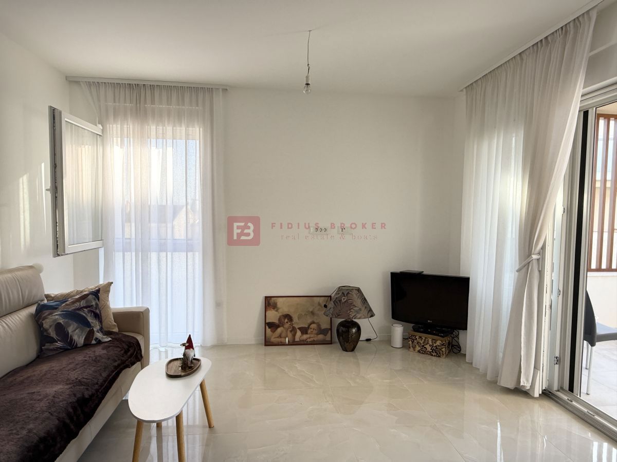 VODICE, novo, moderno opremljeno stanovanje, 1. nadstropje, blizu centra, 2 spalnici