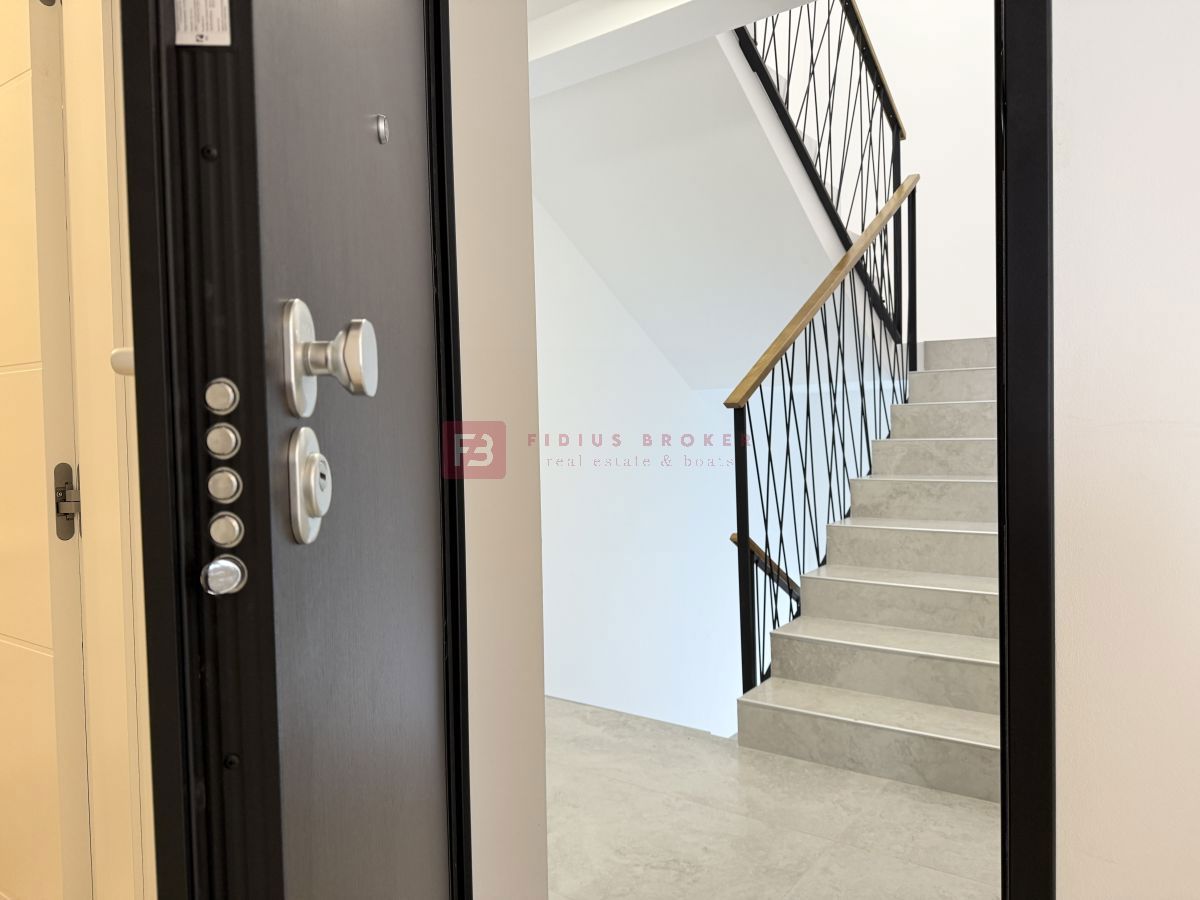 VODICE, novo, moderno opremljeno stanovanje, 1. nadstropje, blizu centra, 2 spalnici