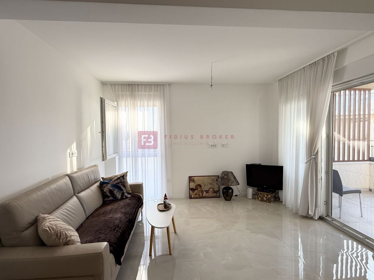 VODICE, novo, moderno opremljeno stanovanje, 1. nadstropje, blizu centra, 2 spalnici