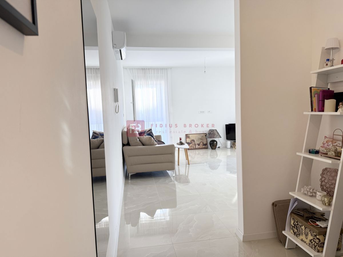 VODICE, novo, moderno opremljeno stanovanje, 1. nadstropje, blizu centra, 2 spalnici