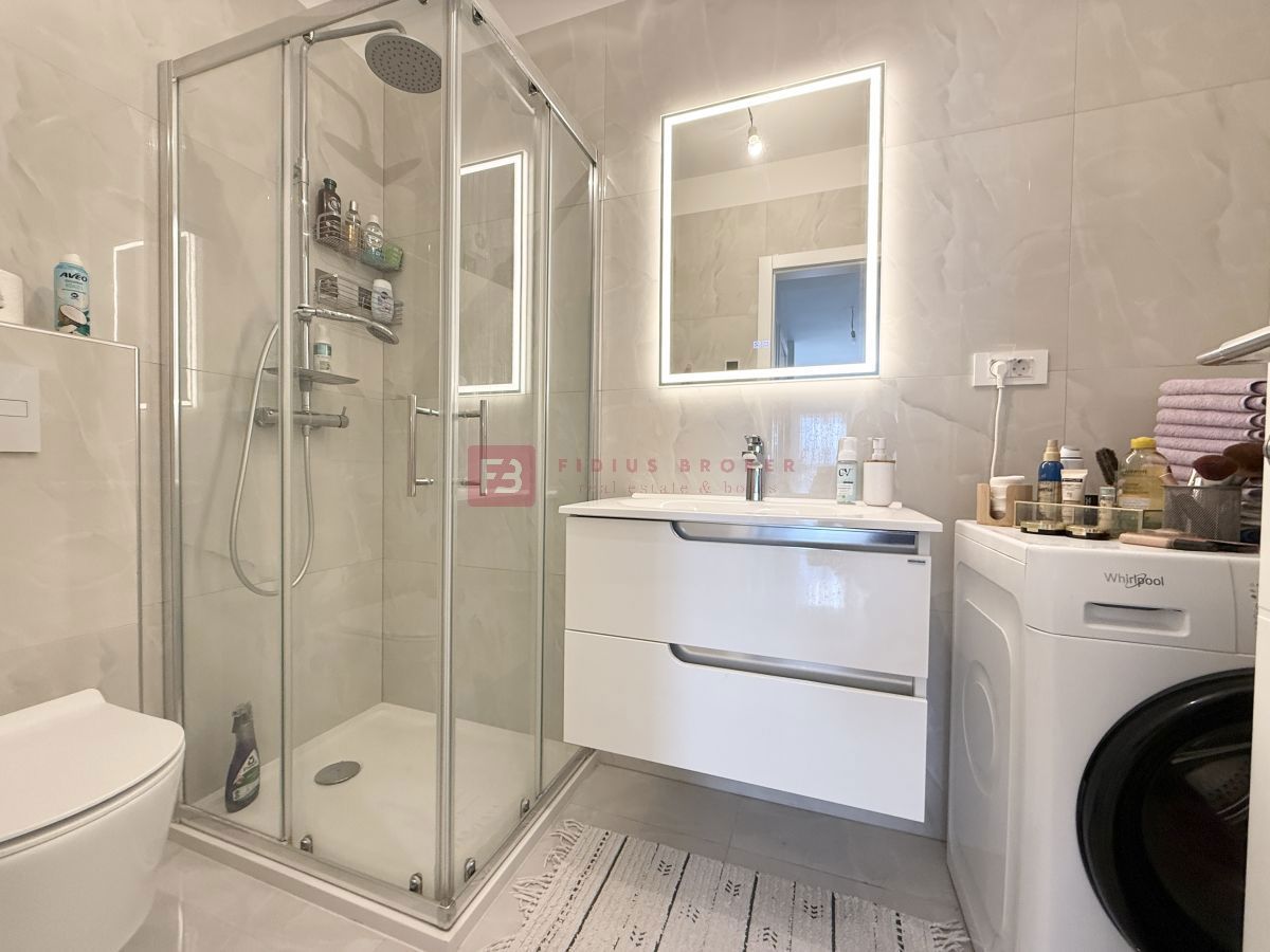 VODICE, novo, moderno opremljeno stanovanje, 1. nadstropje, blizu centra, 2 spalnici