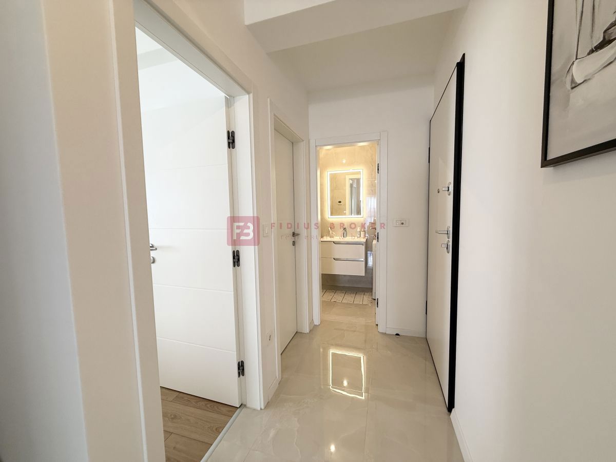 VODICE, novo, moderno opremljeno stanovanje, 1. nadstropje, blizu centra, 2 spalnici