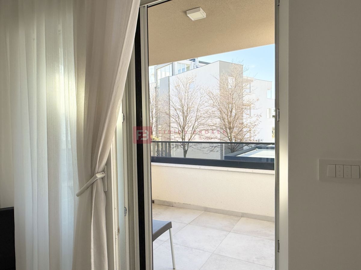 VODICE, novo, moderno opremljeno stanovanje, 1. nadstropje, blizu centra, 2 spalnici