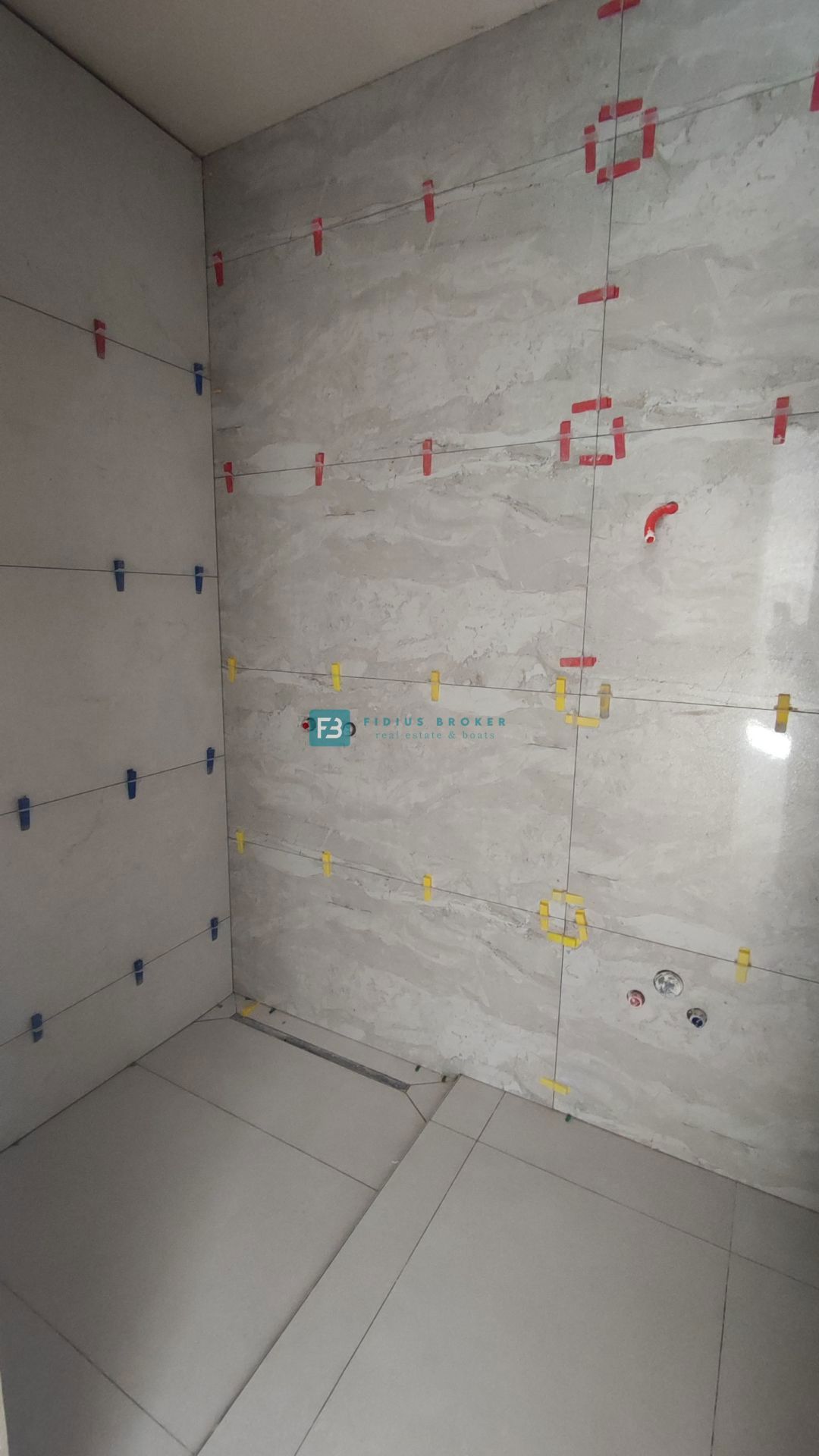 VODICE, novo, 1. nadstropje, 2 spalnici, 650 m do plaže, terasa