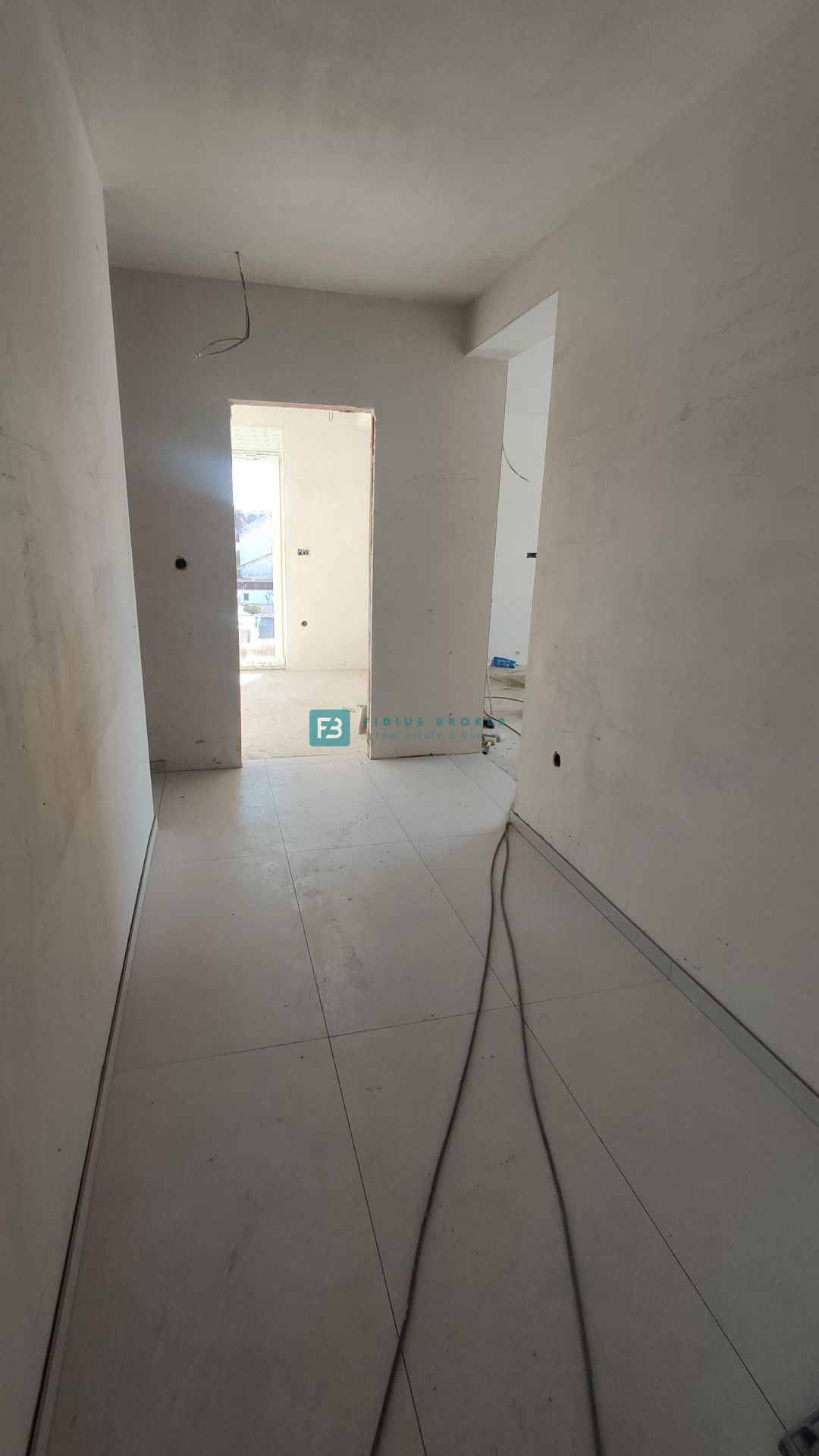 VODICE, novo, 1. nadstropje, 2 spalnici, 650 m do plaže, terasa