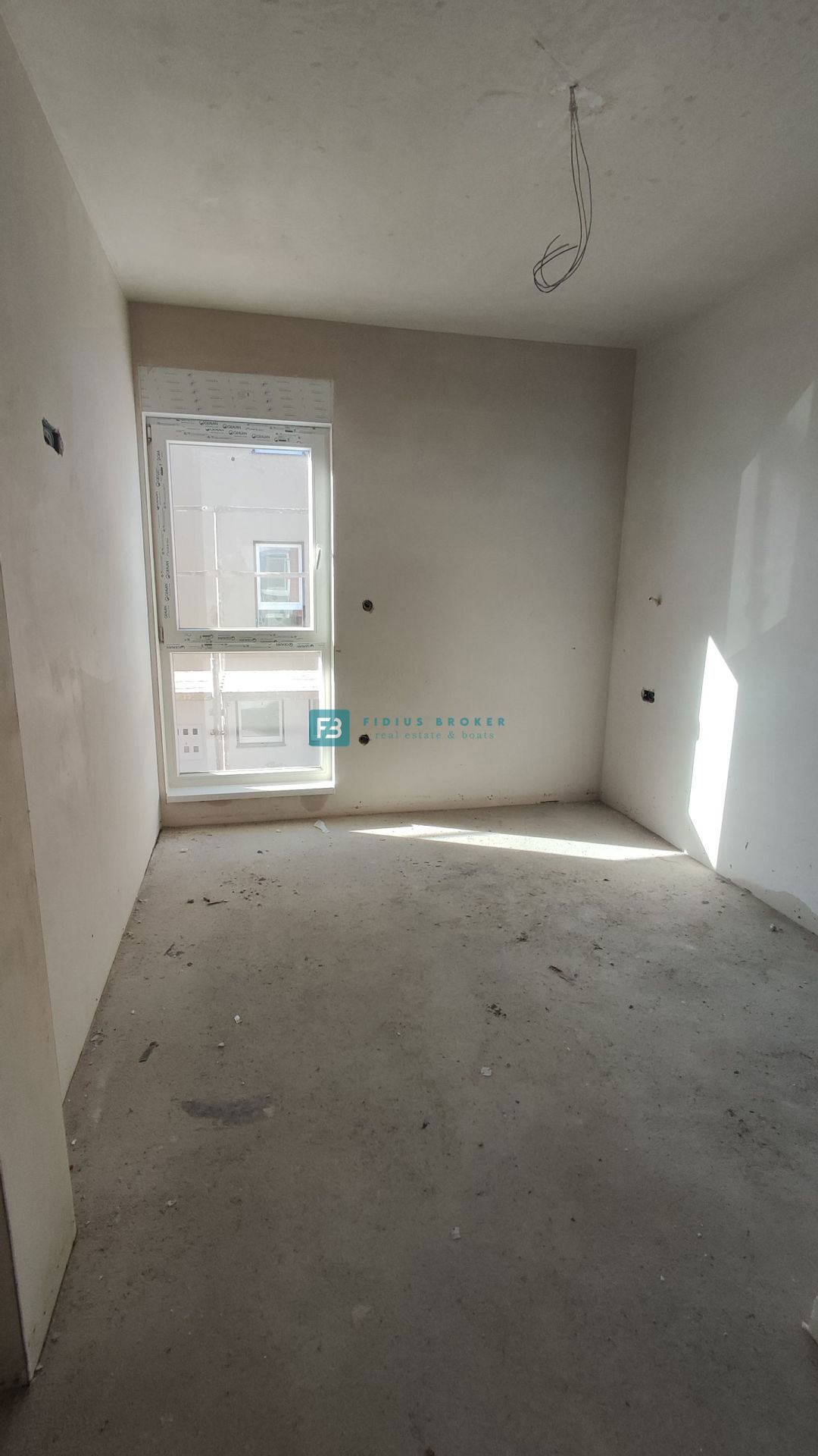 VODICE, novo, 1. nadstropje, 2 spalnici, 650 m do plaže, terasa