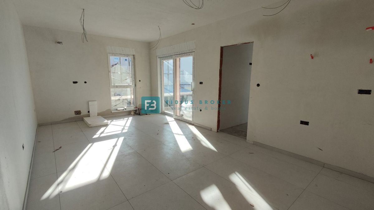 VODICE, novo, 1. nadstropje, 2 spalnici, 650 m do plaže, terasa