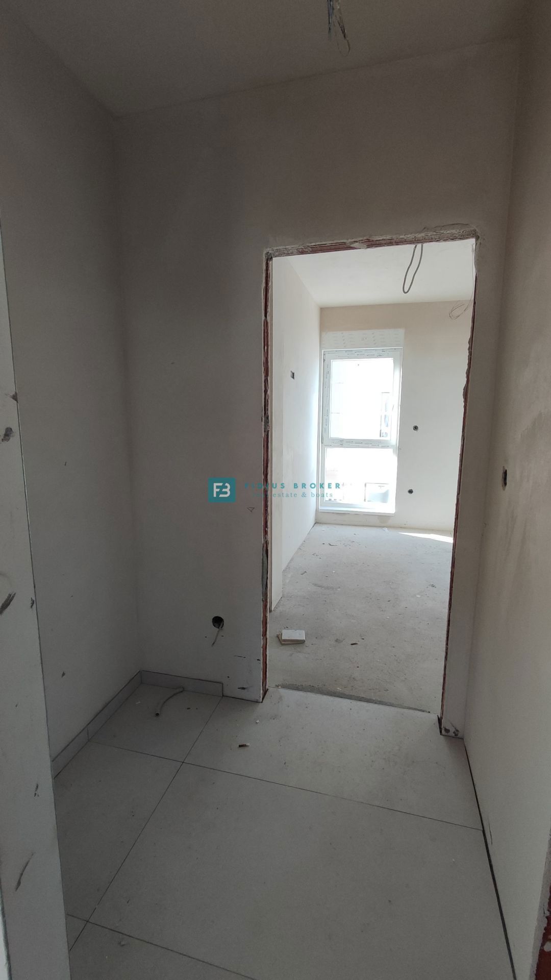 VODICE, novo, 1. nadstropje, 2 spalnici, 650 m do plaže, terasa