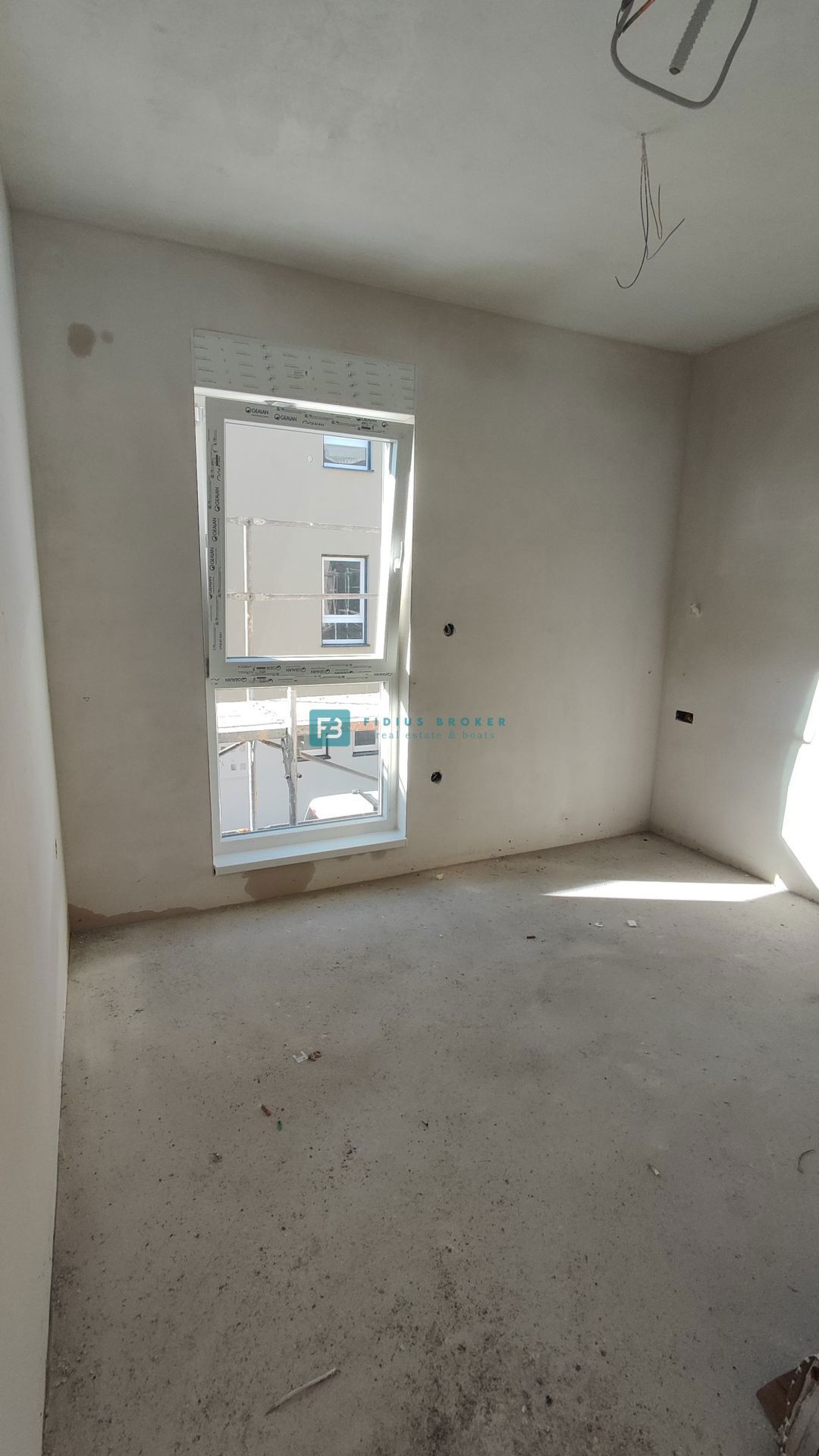 VODICE, novo, 1. nadstropje, 2 spalnici, 650 m do plaže, terasa