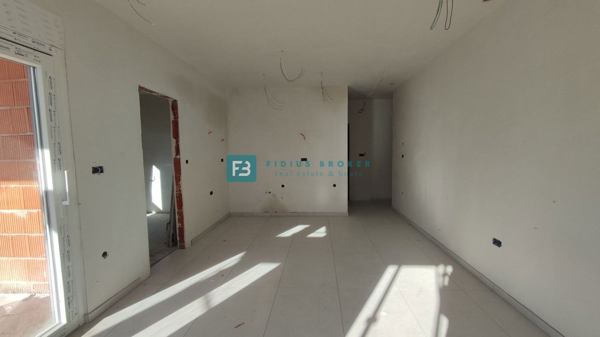 VODICE, novo, 1. nadstropje, 2 spalnici, 650 m do plaže, terasa