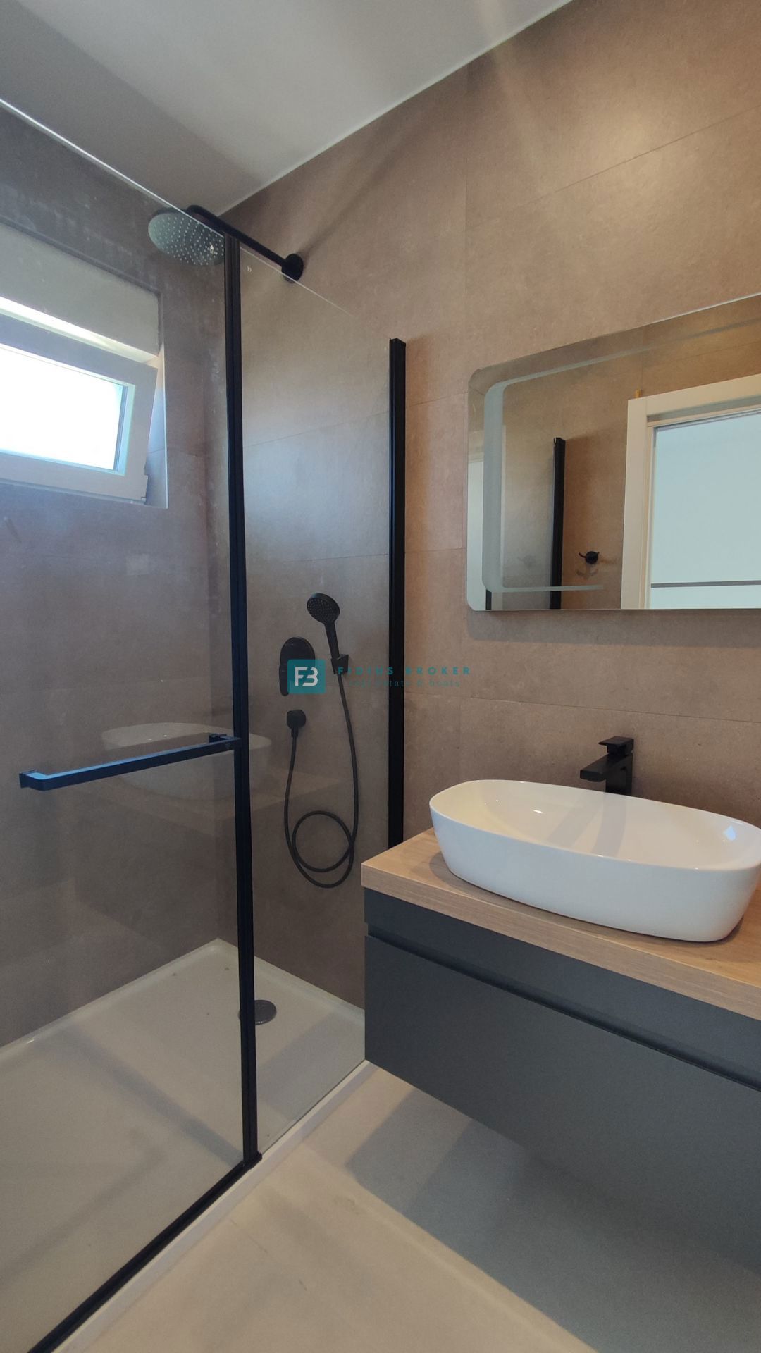 VODICE, novogradnja, 350 m od plaže, 2. nad., pogled na morje