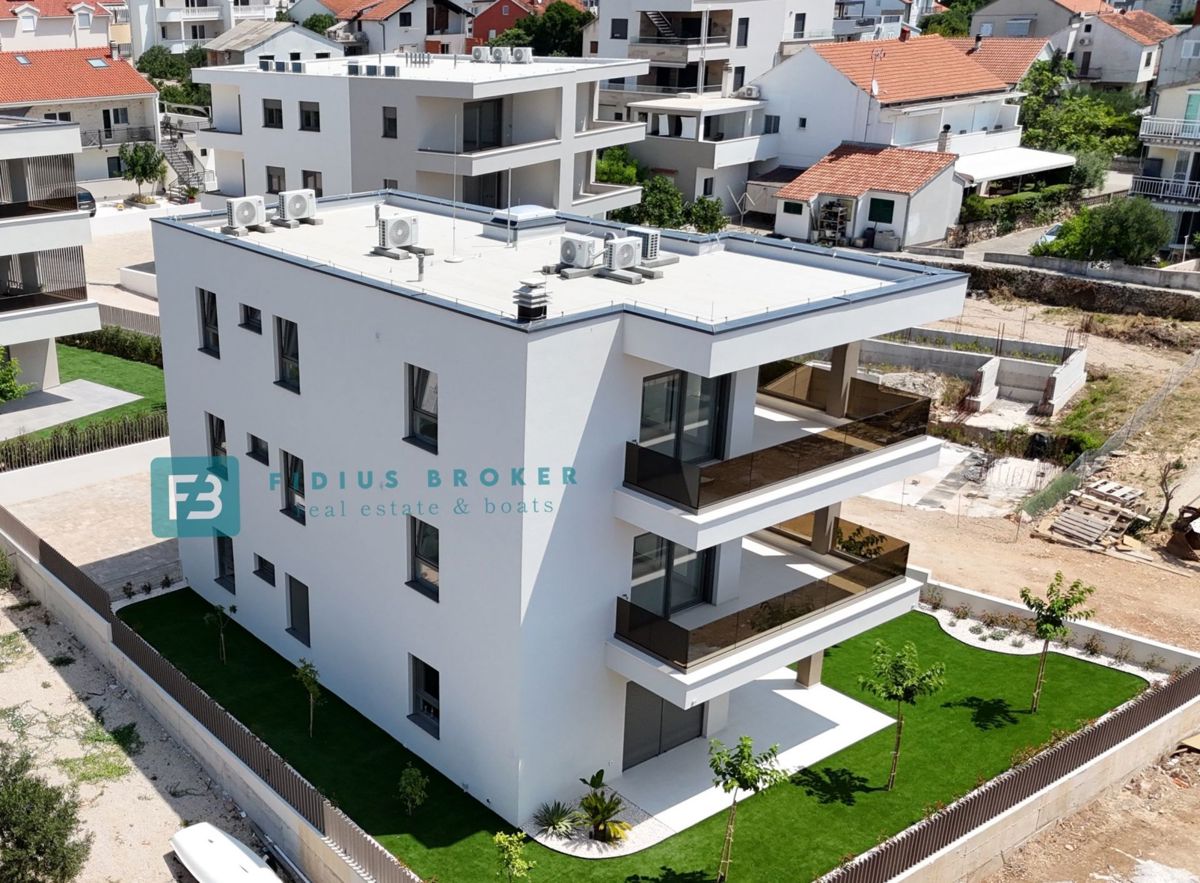 VODICE, novogradnja, 350 m od plaže, 2. nad., pogled na morje