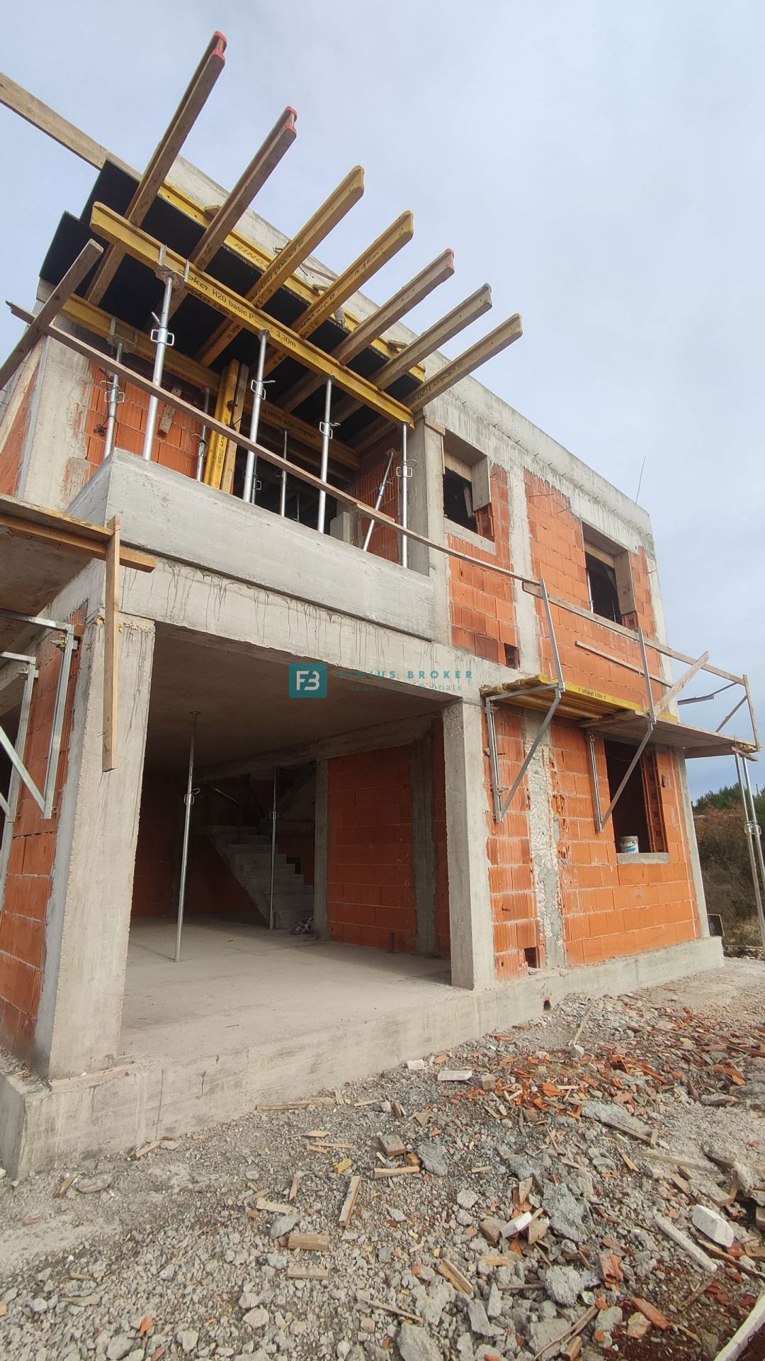 VODICE, novogradnja, pol samostojna hiša, bazen, dvorišče 188 m2, 4 spalnice