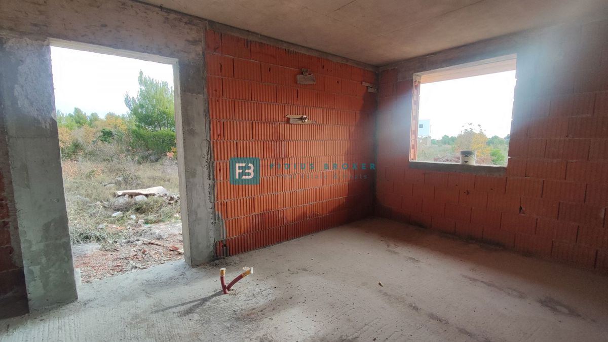 VODICE, novogradnja, pol samostojna hiša, bazen, dvorišče 188 m2, 4 spalnice