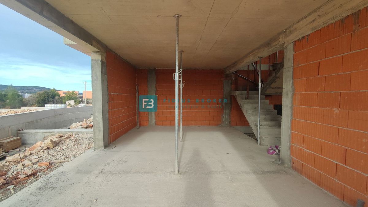 VODICE, novogradnja, pol samostojna hiša, bazen, dvorišče 188 m2, 4 spalnice