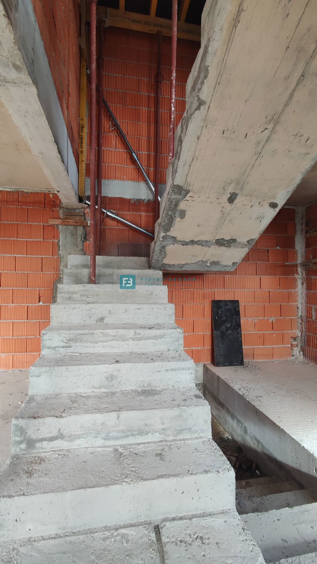 VODICE, novogradnja, pol samostojna hiša, bazen, dvorišče 188 m2, 4 spalnice