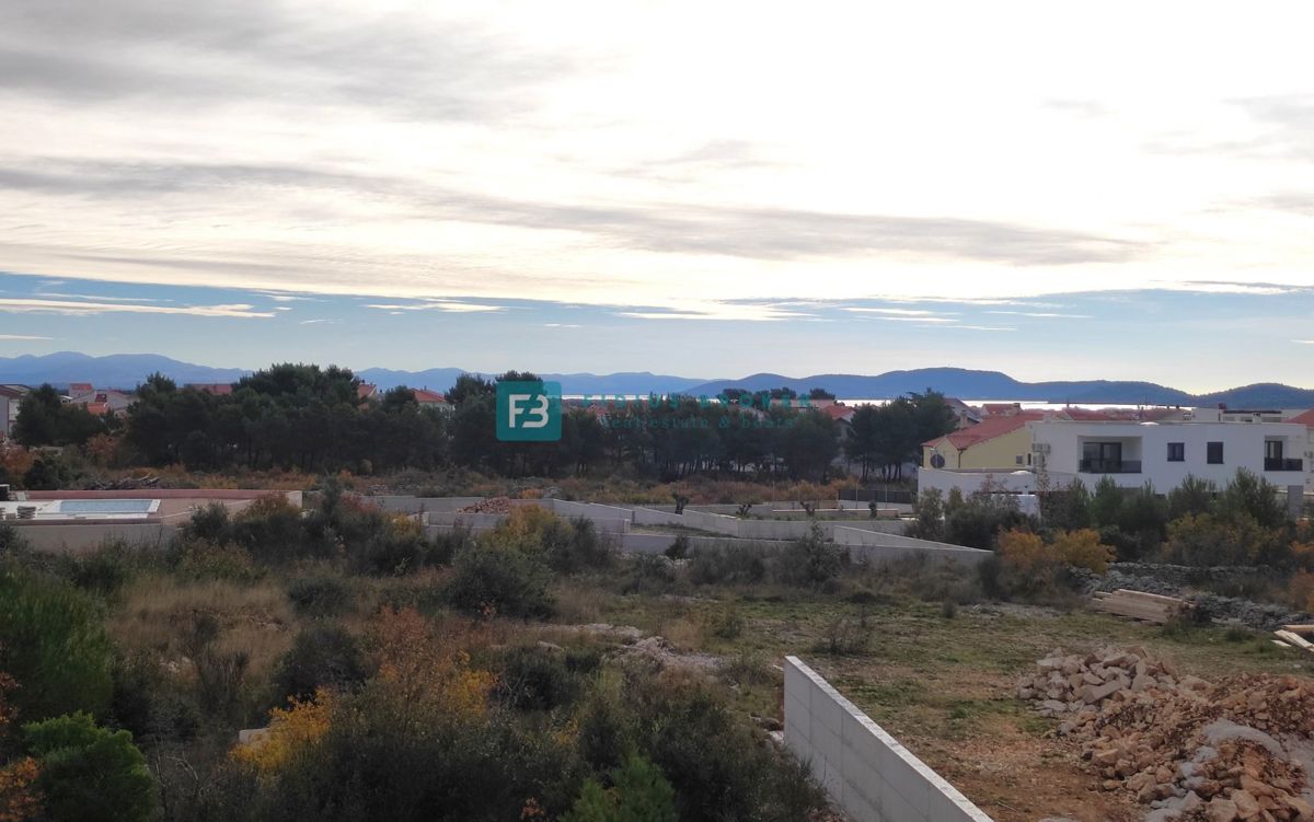 VODICE, novogradnja, pol samostojna hiša, bazen, dvorišče 188 m2, 4 spalnice