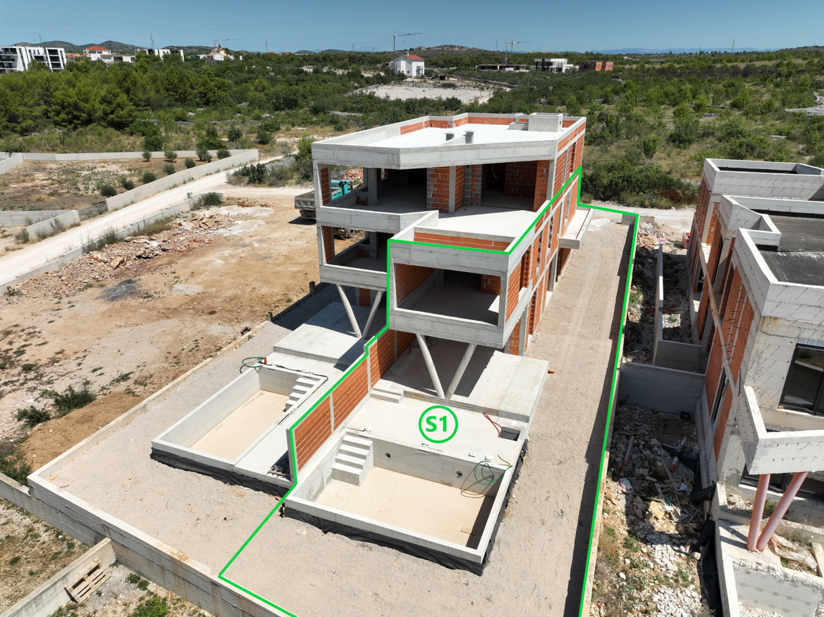 VODICE, novogradnja, dvonadstropno luksuzno stanovanje, bazen, vrt 145 m2