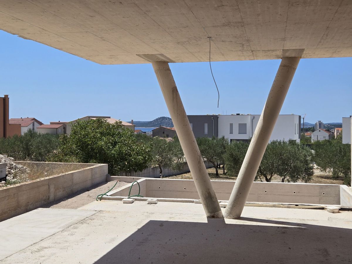 VODICE, novogradnja, dvonadstropno luksuzno stanovanje, bazen, vrt 145 m2