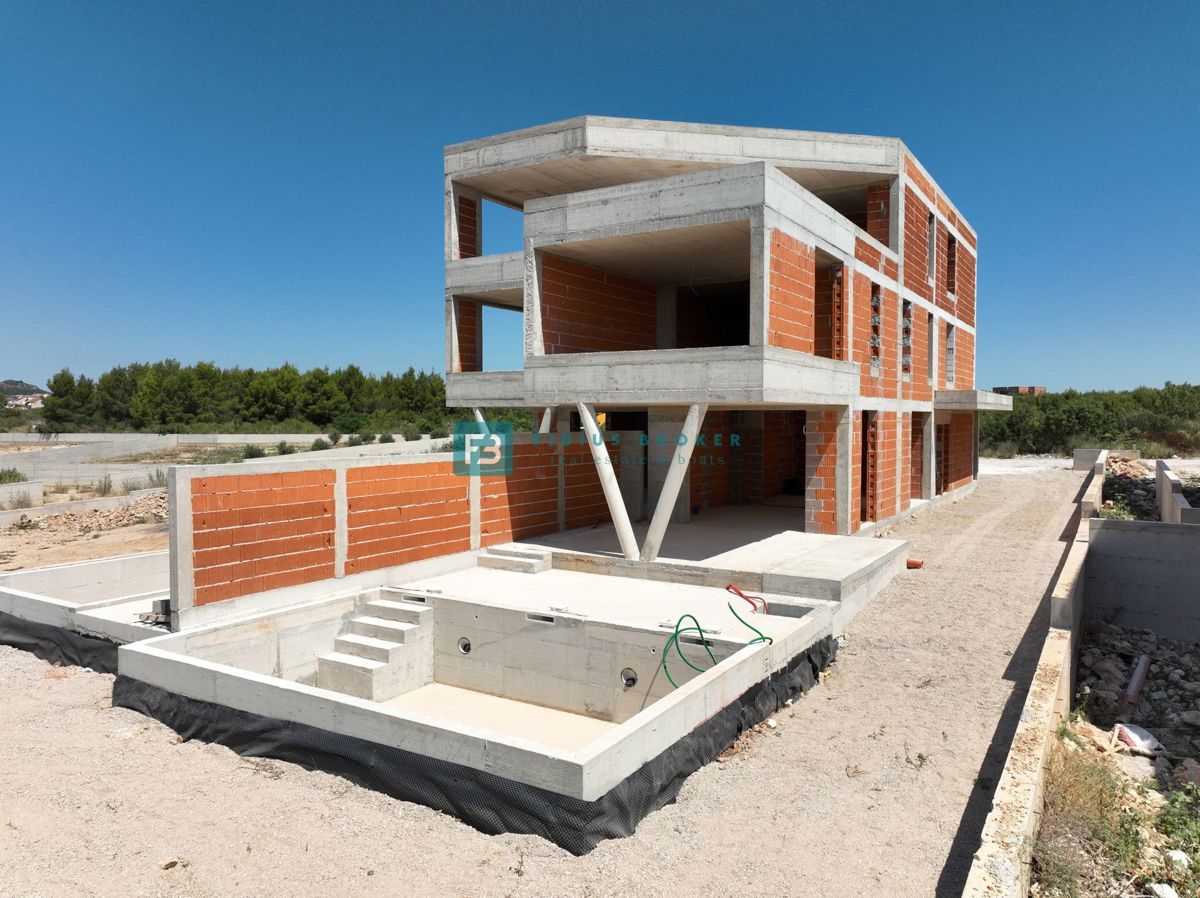 VODICE, novogradnja, dvonadstropno luksuzno stanovanje, bazen, vrt 145 m2