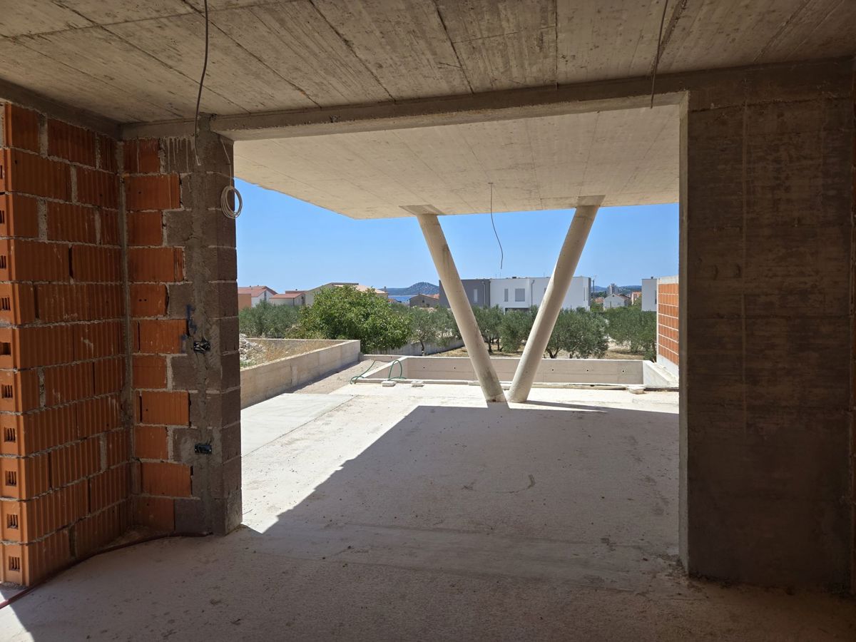 VODICE, novogradnja, dvonadstropno luksuzno stanovanje, bazen, vrt 145 m2