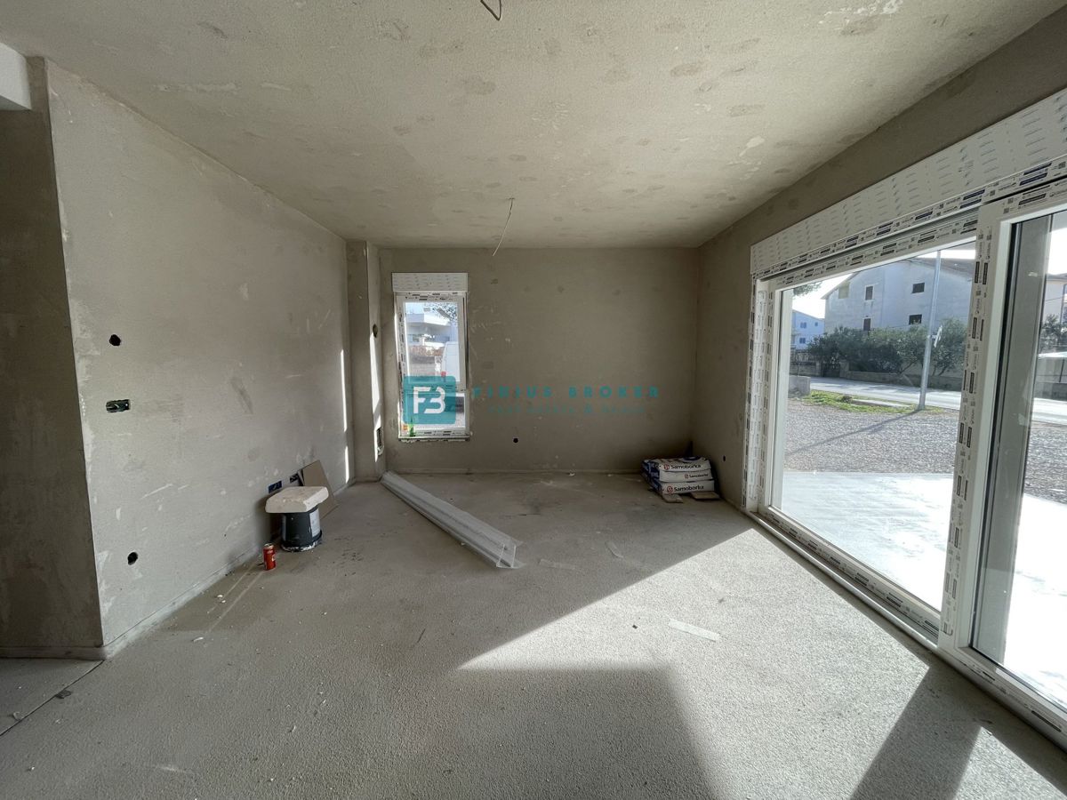 SRIMA, novogradnja, 300 m od morja, 3 ss, vrt 54 m2