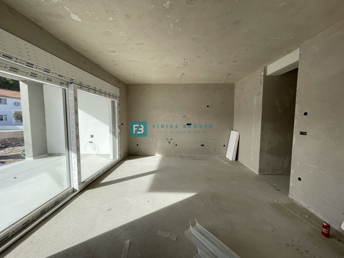 SRIMA, novogradnja, 300 m od morja, 3 ss, vrt 54 m2