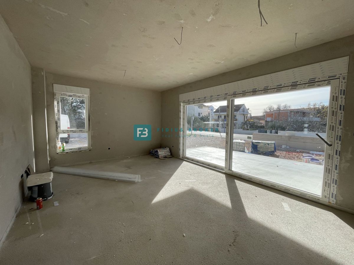 SRIMA, novogradnja, 300 m od morja, 3 ss, vrt 54 m2