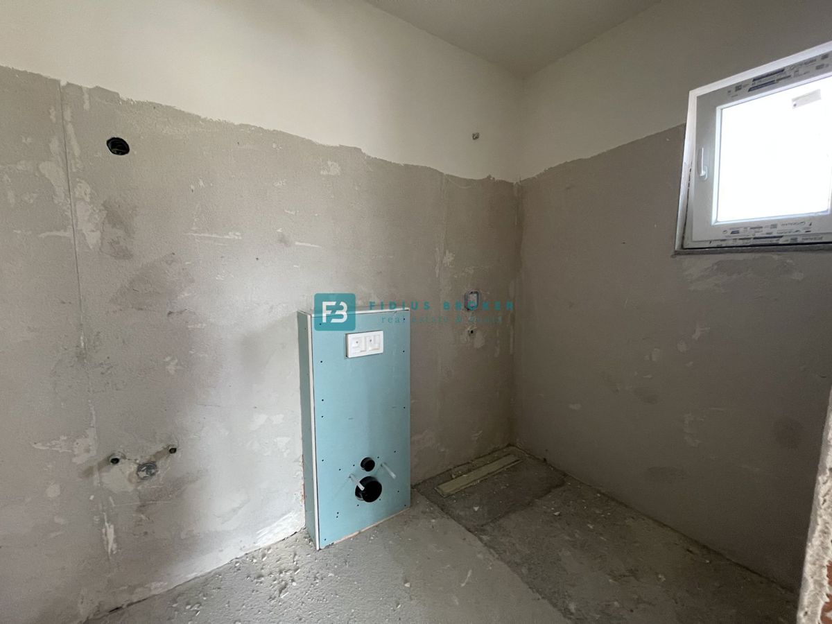 SRIMA, novogradnja, 300 m od morja, 3 ss, vrt 54 m2