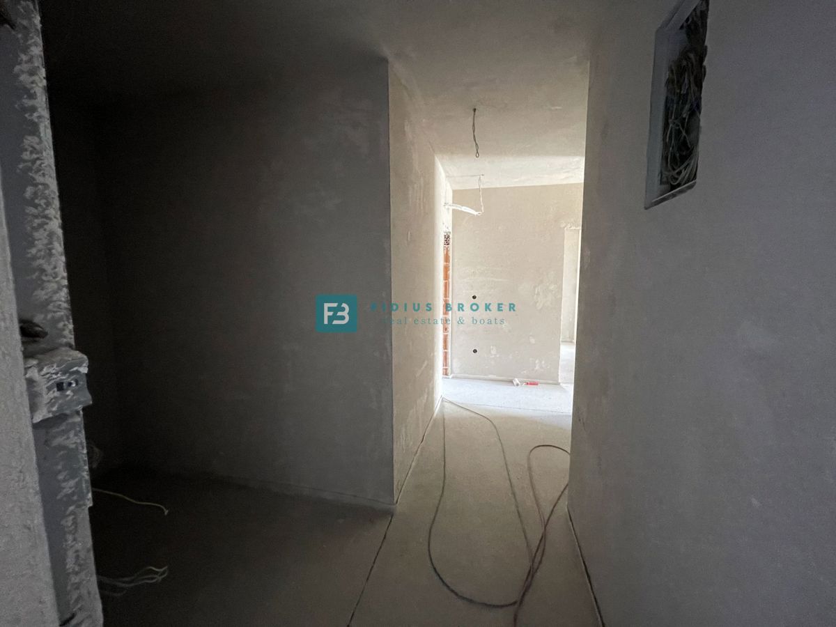 SRIMA, novogradnja, 300 m od morja, 3 ss, vrt 54 m2