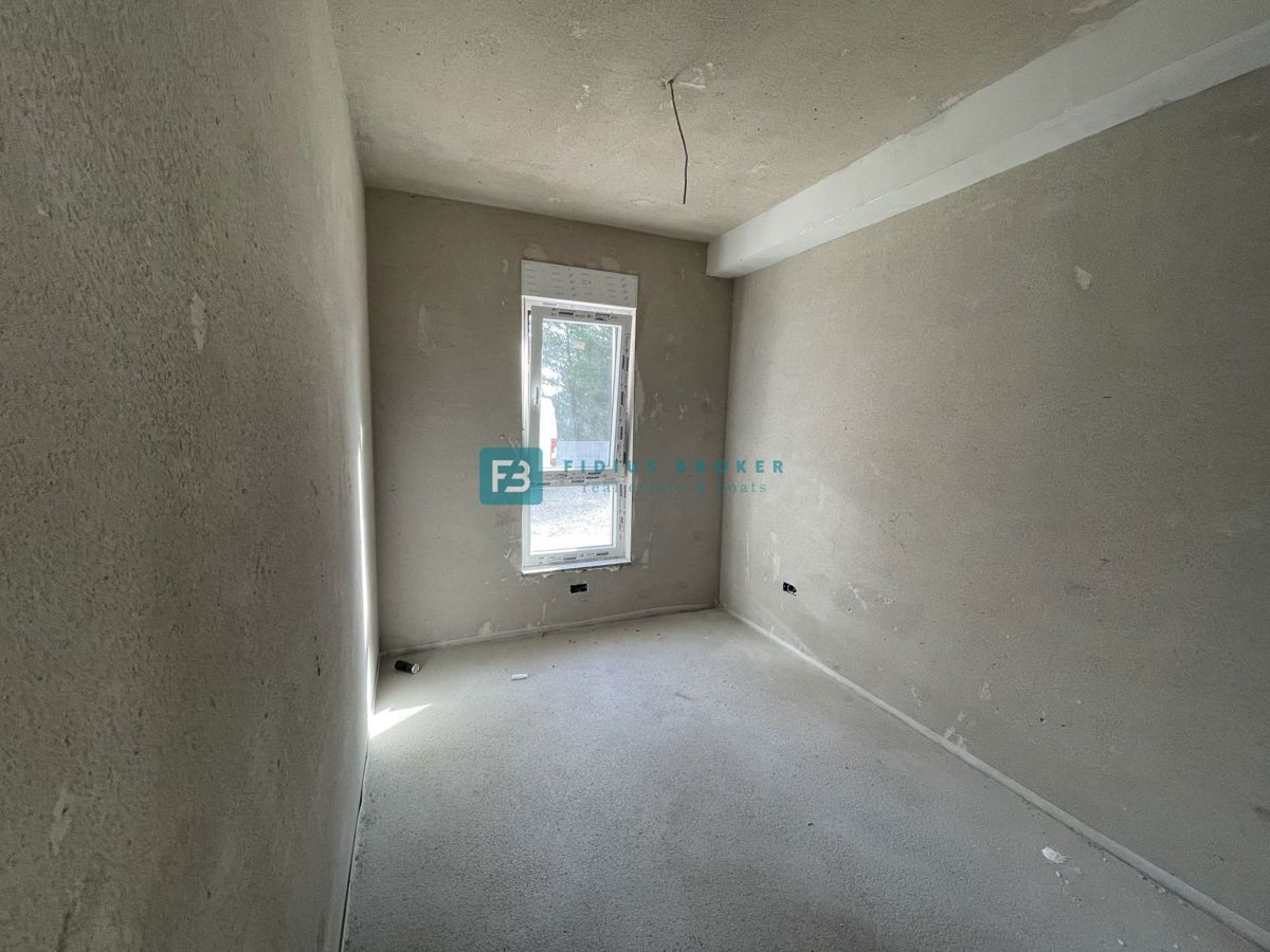 SRIMA, novogradnja, 300 m od morja, 3 ss, vrt 54 m2