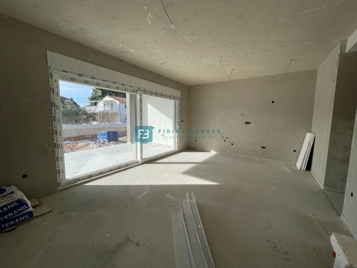 SRIMA, novogradnja, 300 m od morja, 3 ss, vrt 54 m2