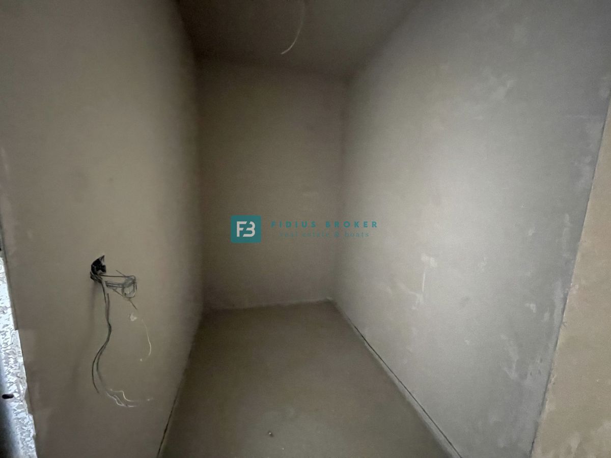 SRIMA, novogradnja, 300 m od morja, 3 ss, vrt 54 m2