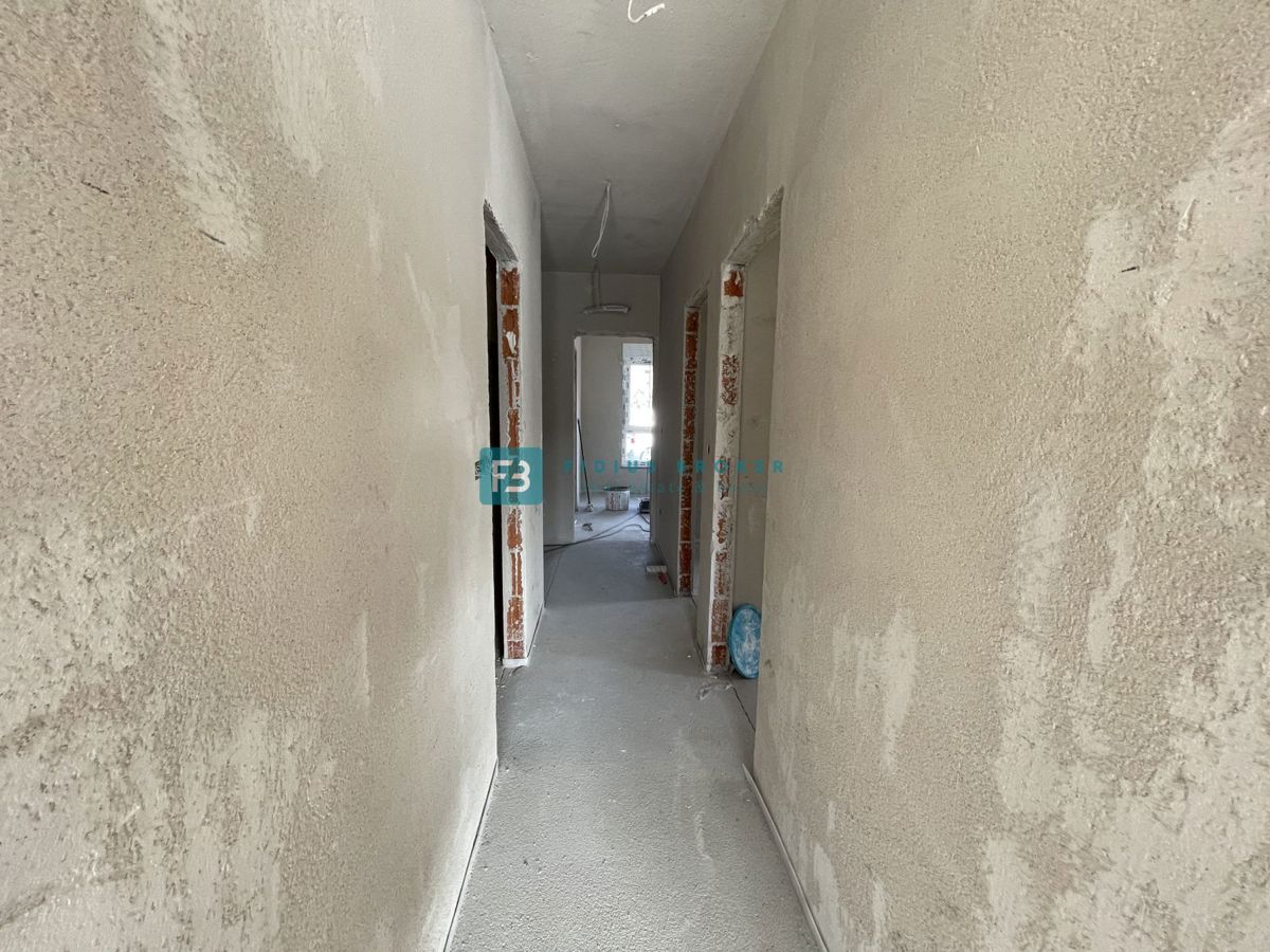 SRIMA, novogradnja, 300 m od morja, 3 ss, vrt 54 m2