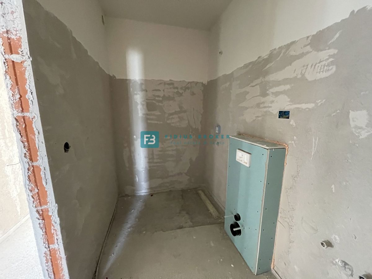 SRIMA, novogradnja, 300 m od morja, 3 ss, vrt 54 m2