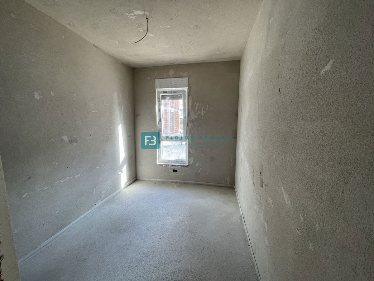 SRIMA, novogradnja, 300 m od morja, 3 ss, vrt 54 m2