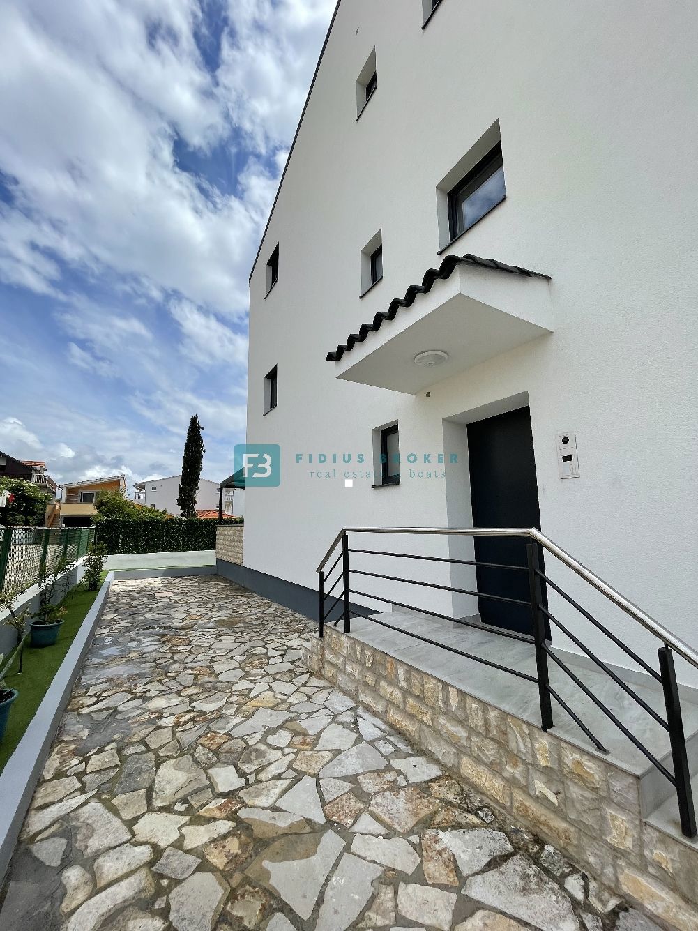 VODICE, novo, moderno stanovanje, 300 m do plaže