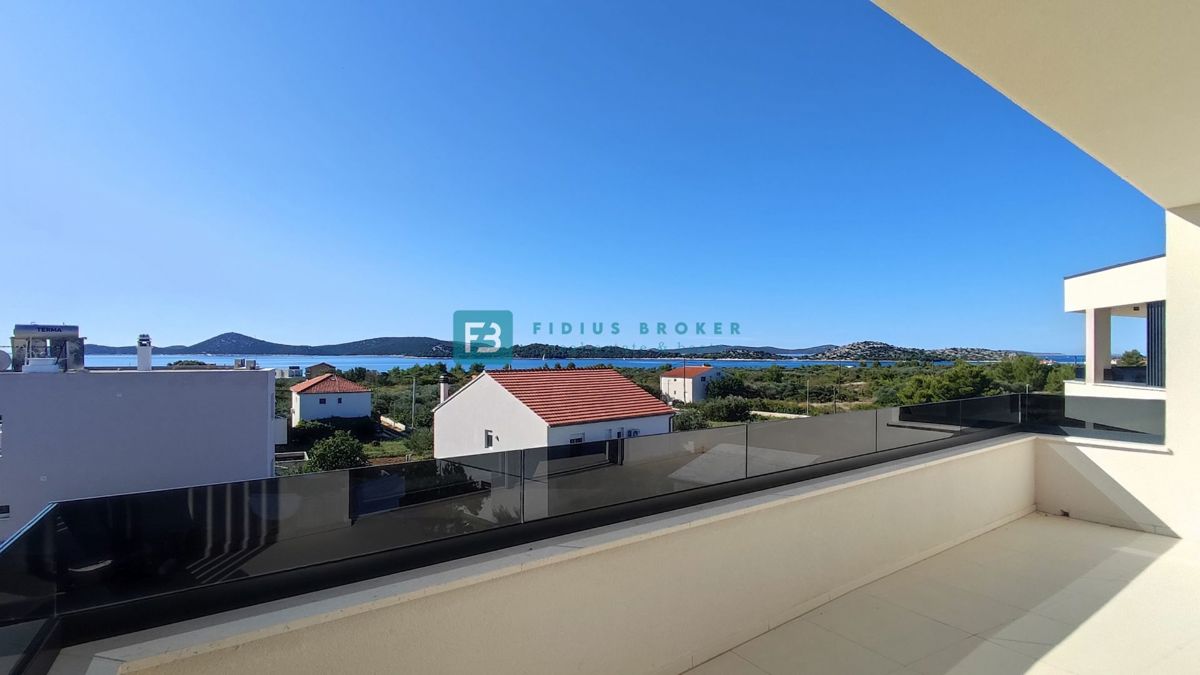 VODICE, novogradnja, 2. nadstropje, 400 m od plaže, pogled na more