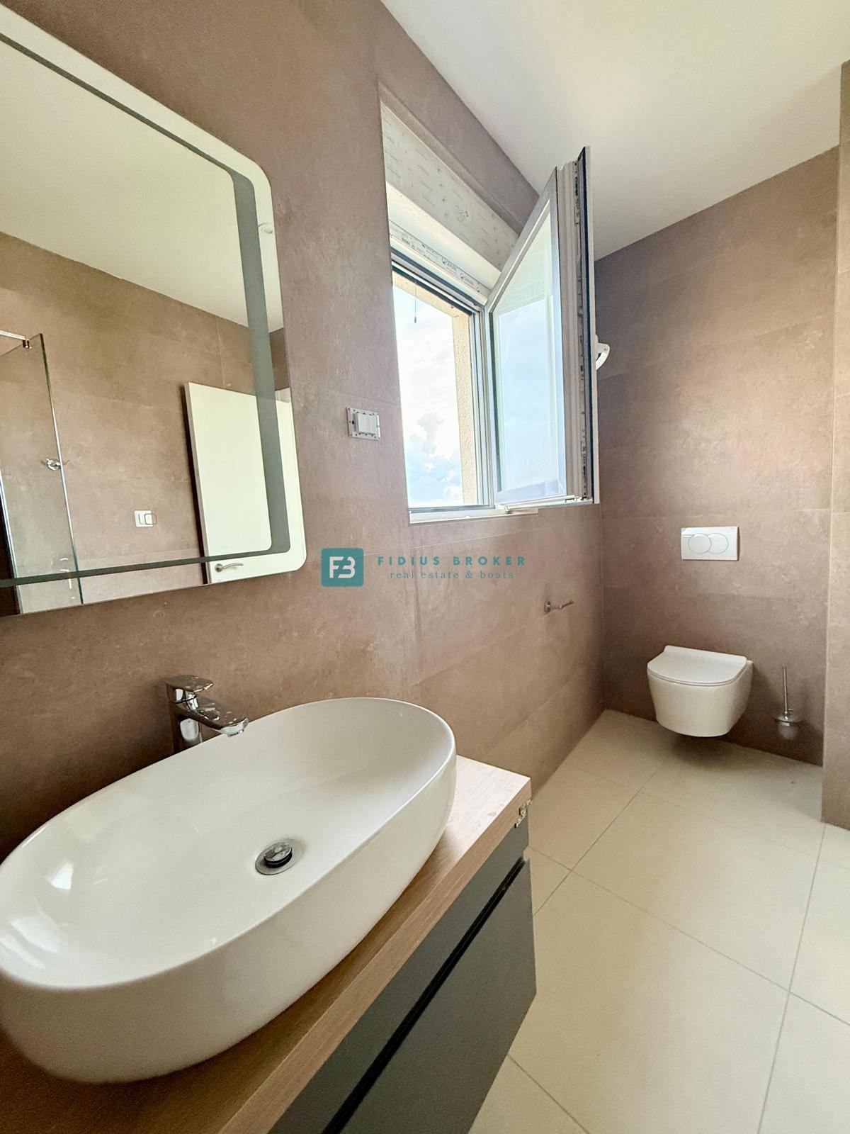 VODICE, novogradnja, 2. nadstropje, 400 m od plaže, pogled na more