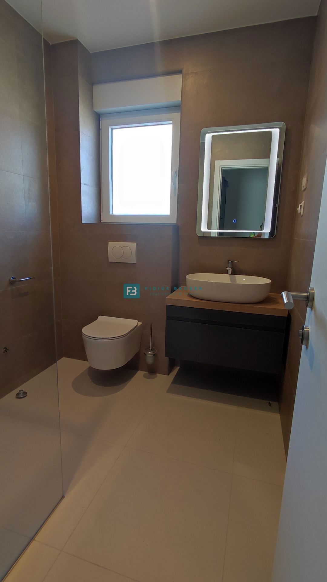 VODICE, novogradnja, 2. nadstropje, 400 m od plaže, pogled na more