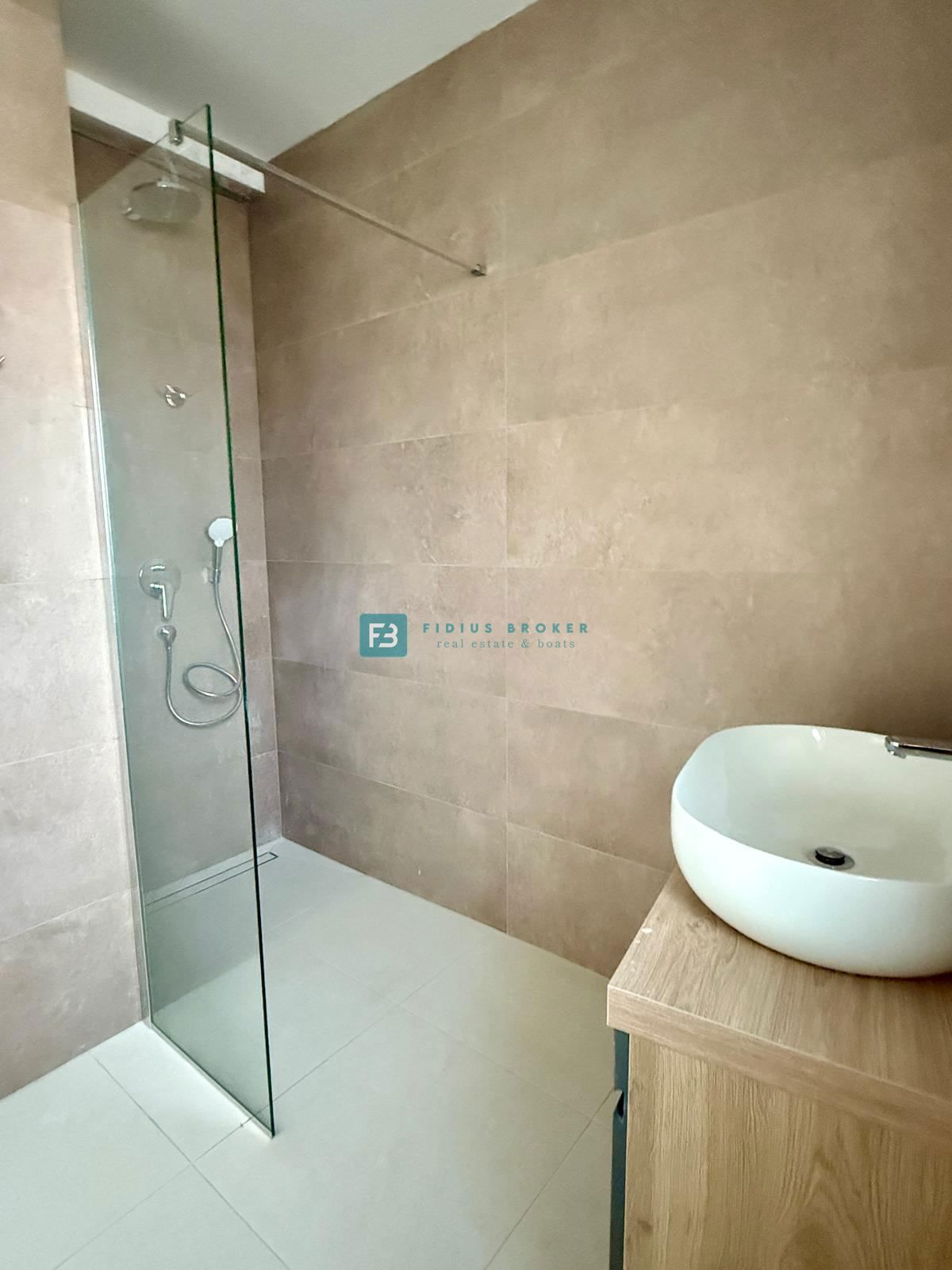 VODICE, novogradnja, 2. nadstropje, 400 m od plaže, pogled na more