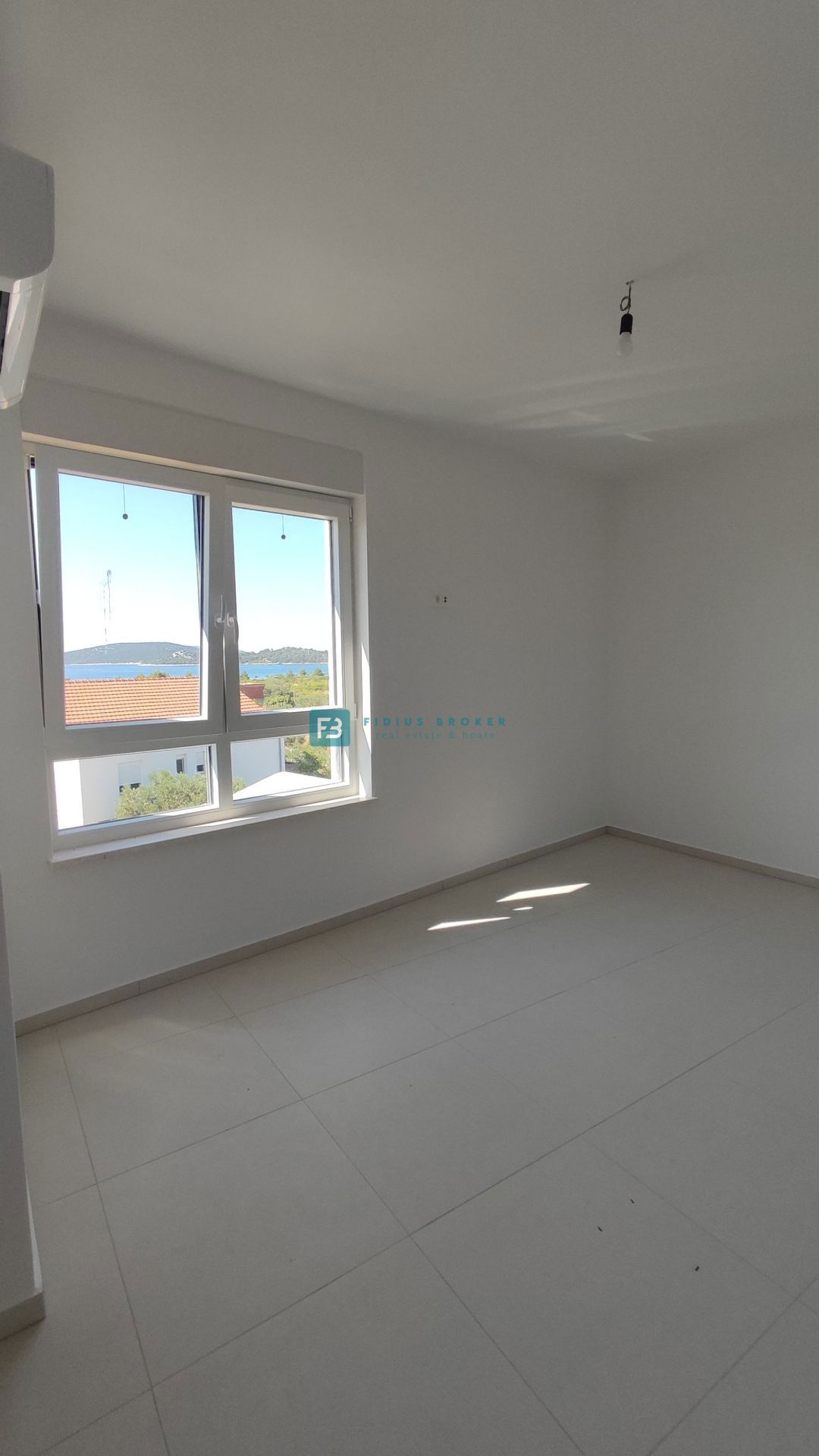 VODICE, novogradnja, 2. nadstropje, 400 m od plaže, pogled na more