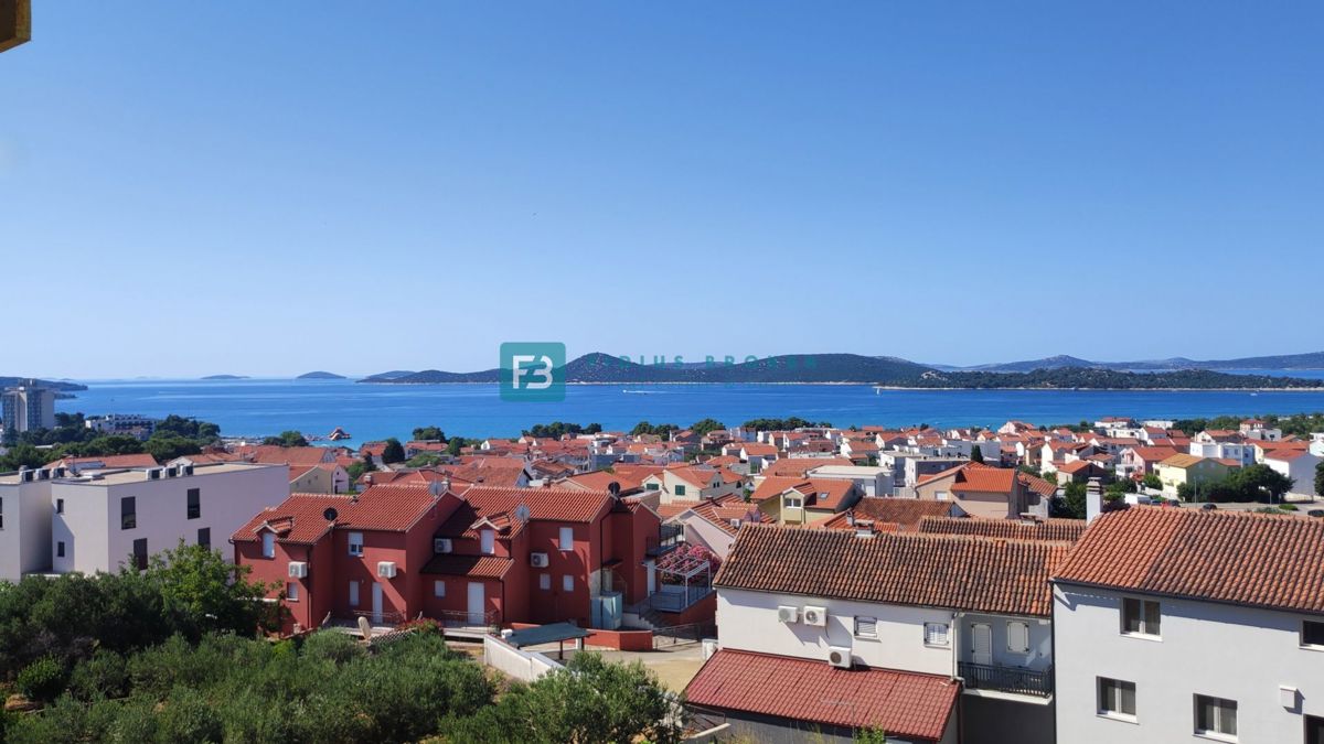 VODICE, novogradnja, 2. nadstropje, pogled na morje, dvigalo, parkirišče, shramba