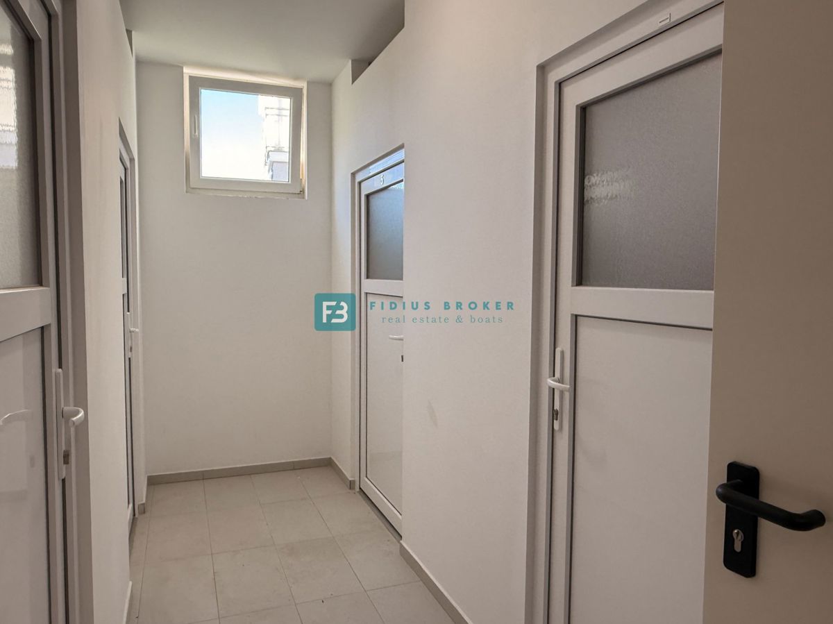 VODICE, novo, moderno opremljeno stanovanje, 600 m do plaže, shramba