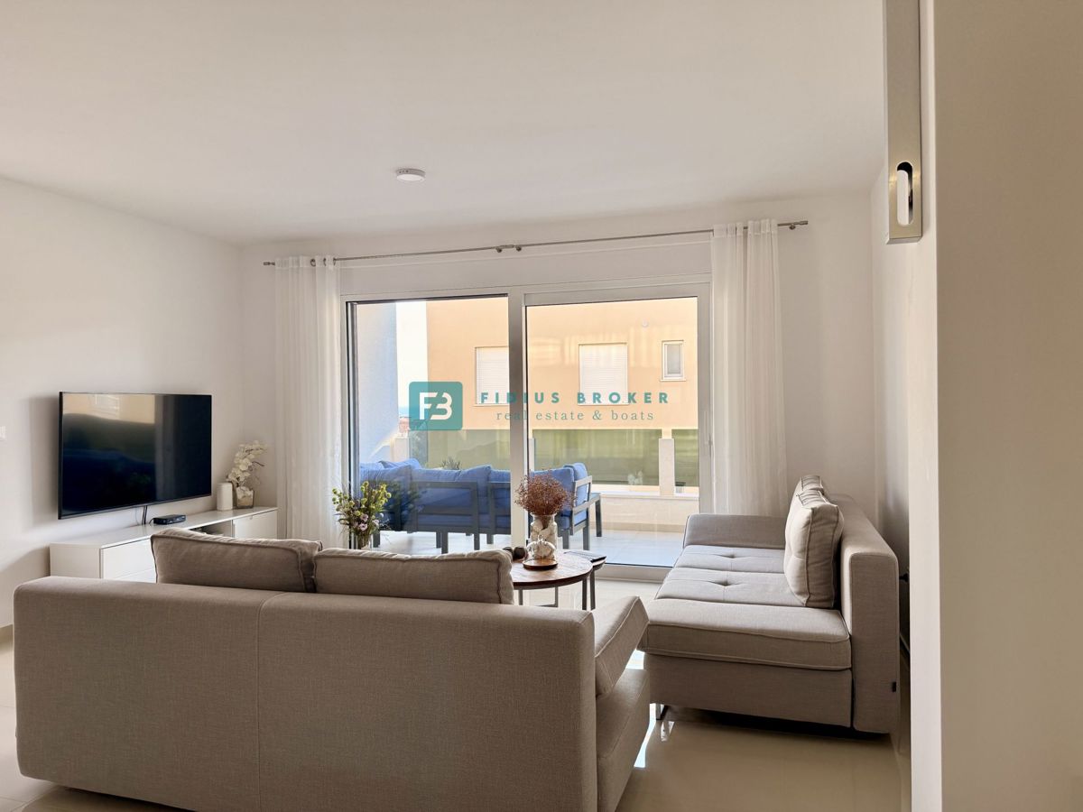 VODICE, novo, moderno opremljeno stanovanje, 600 m do plaže, shramba