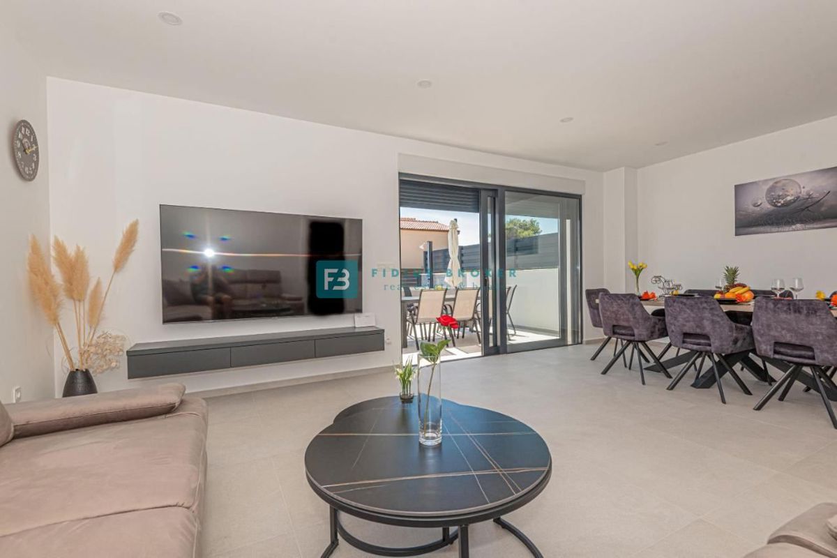 VODICE, nova, moderno opremljena hiša, bazen, 4 spalnice