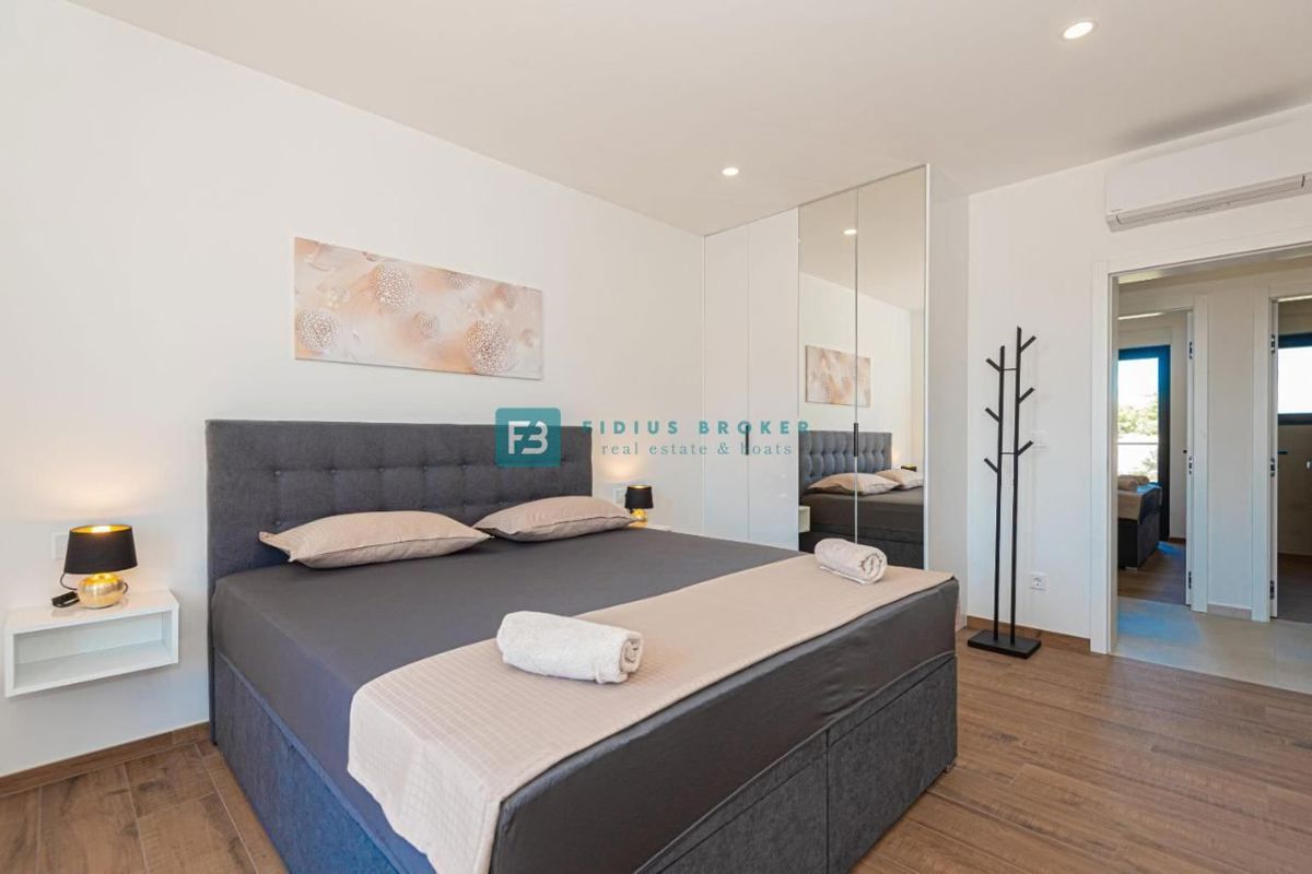 VODICE, nova, moderno opremljena hiša, bazen, 4 spalnice